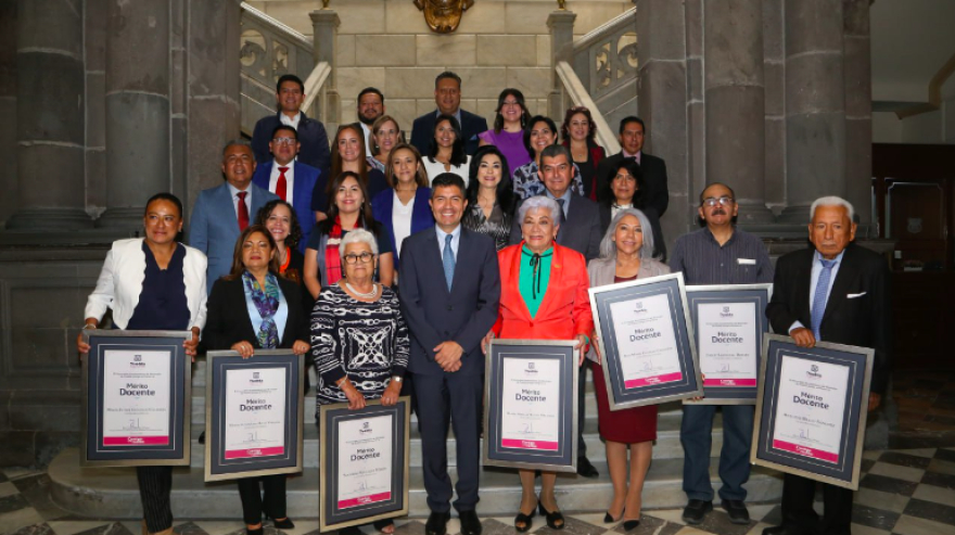 Ayuntamiento otorga  “Premio al Mérito Docente” a maestros destacados