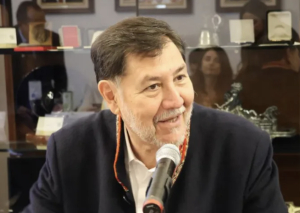 Noroña se queja de volar 13 horas en clase turista: “si se está sirviendo al país me parece un mal trato”
