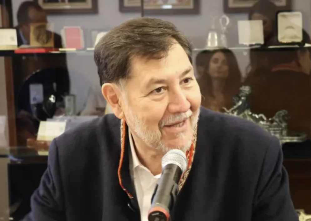 Noroña se queja de volar 13 horas en clase turista: “si se está sirviendo al país me parece un mal trato”