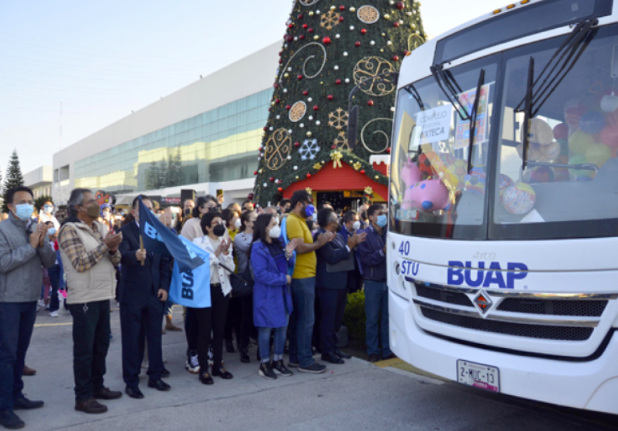 Rectora Lilia Cedillo da banderazo de salida al convoy de autobuses con más de 14 mil juguetes para el Día de Reyes