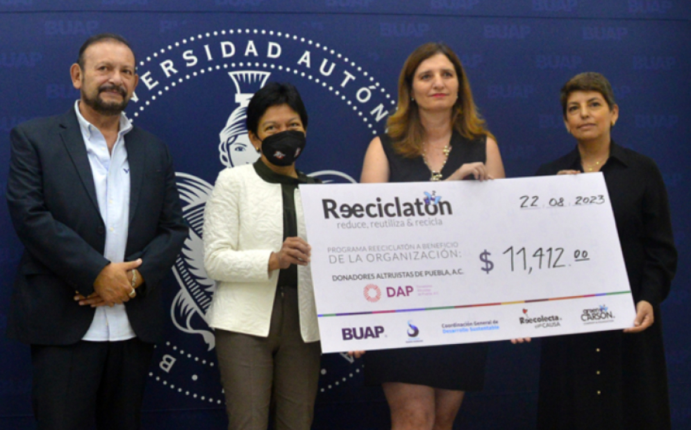 Lilia Cedillo entrega cheque del Reciclatón 2023