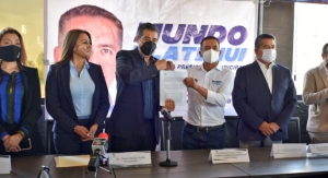 Edmundo Tlatehui firma convenio con el COE