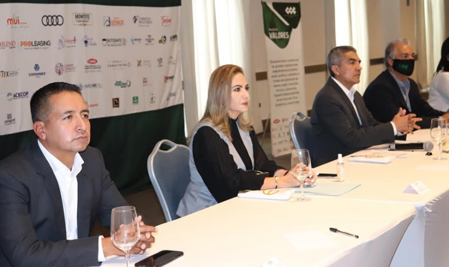 Paola Angón en reunión con empresarios