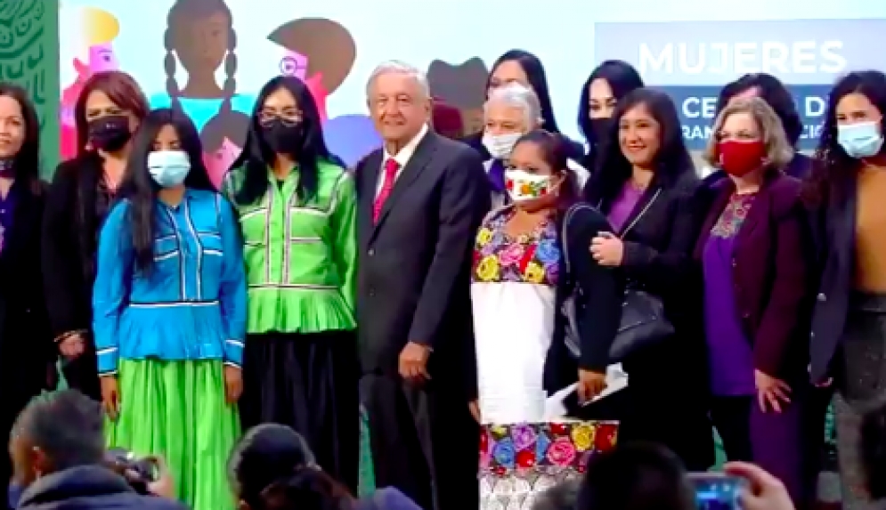 En la mañanera dan instrucciones a mujeres para gritar “es un honor estar con Obrador”