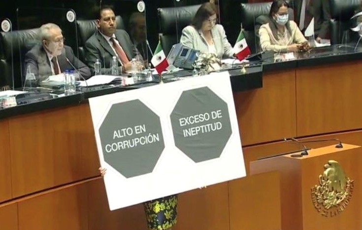 Con etiquetas de “Alto en Corrupción” y “Exceso de Ineptitud” reciben a Alcocer en el Senado