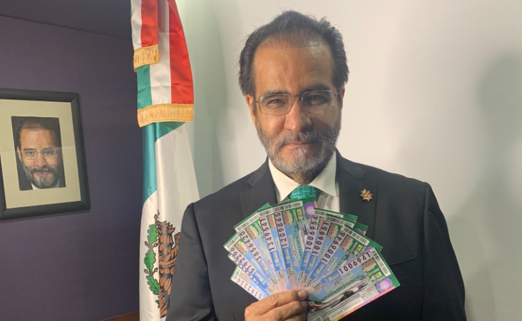 Bejarano se suma a la compra de ‘cachitos’ de lotería para la rifa de AMLO