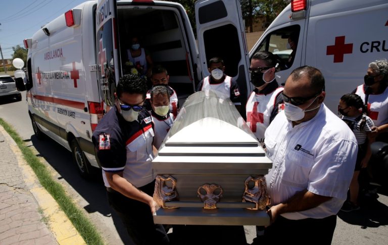 México registra 122 mil muertes más de las que se esperaban este 2020