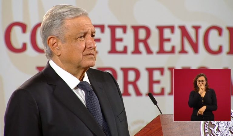 AMLO acusa de hipócrita a Calderón: como presidente comulgó con el papa Benedicto