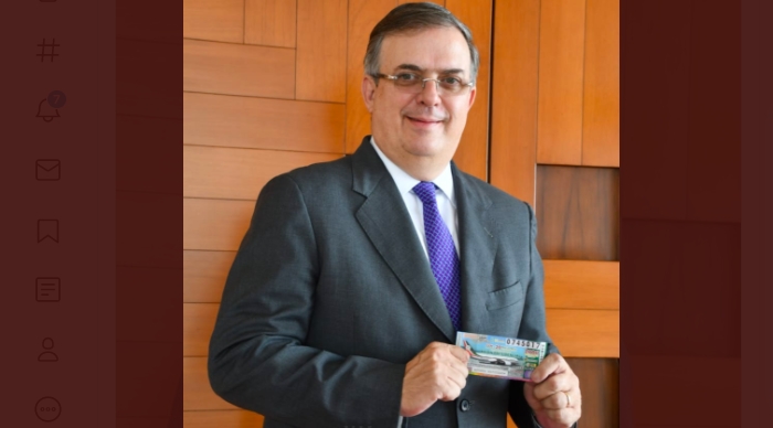 Marcelo Ebrard presume “cachito” para rifa del avión presidencial
