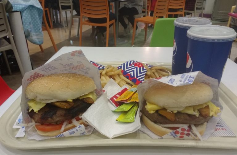 Morena va por prohibición de comida chatarra en CDMX aún con permiso y presencia de adultos
