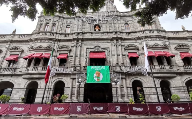 Alcaldesa de Morena cuelga manta pro-abortista en Palacio Municipal de Puebla