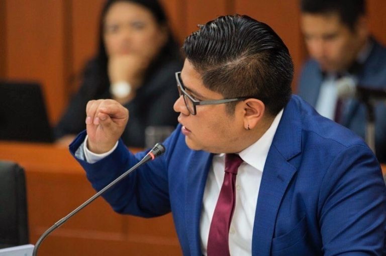Gibrán Ramírez llama a rescatar a Morena de los vicios en los que ha caído en poco tiempo