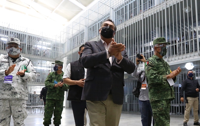 Bronco bromea con un preso; “Si lo paras te libero, wey”