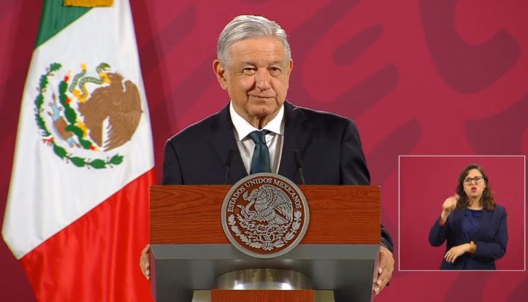 AMLO acusa a los medios de crear una telenovela para imponer a un presidente