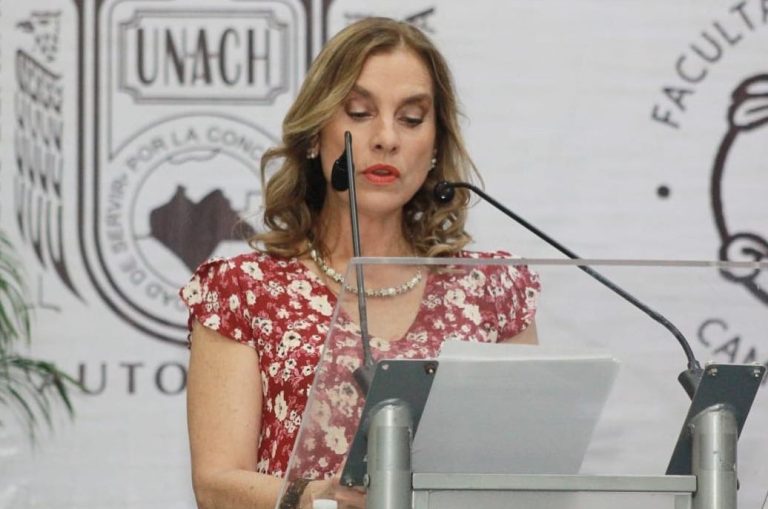 Festeja Gutiérrez Müller 600 mil seguidores en twitter criticando la red de racista y misógina