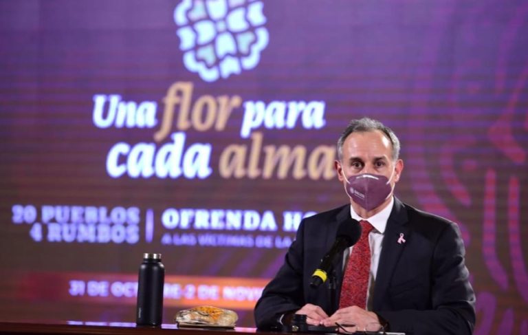 Gatell “pone el ejemplo” usando cubrebocas y ya pide usarlo a quién salga en Día de Muertos
