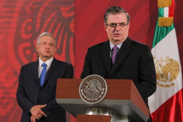 AMLO recuerda que derrotó a Ebrard en encuesta de 2012