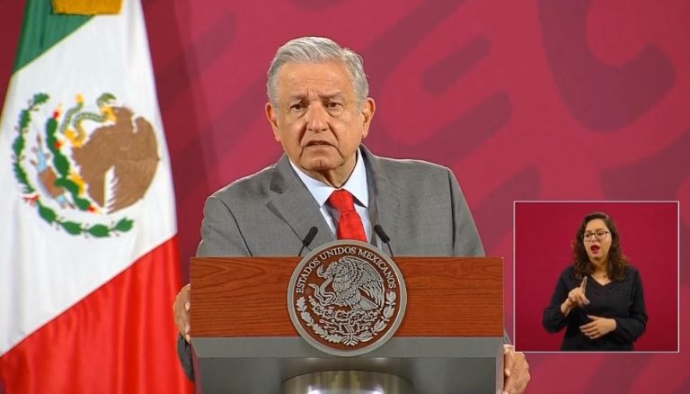 AMLO amaga con reforma constitucional tras suspensión a su política eléctrica en la SCJN