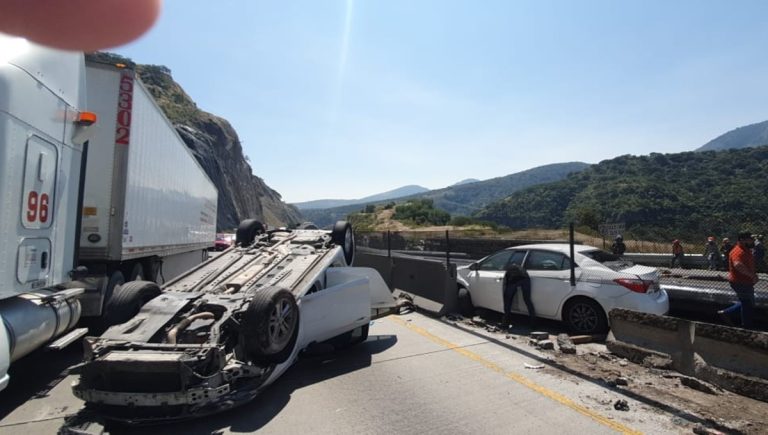 Mijis sufre aparatoso accidente en la México-Querétaro