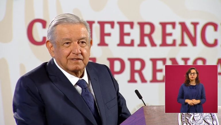 AMLO evita hablar sobre derrota electoral de Morena, celebra que la gente haya votado