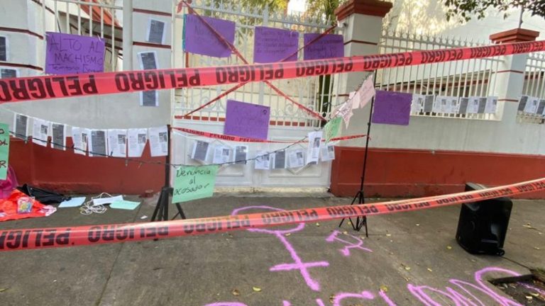 Vandalizan edificio de Morena; esperan a Muñoz Ledo para boicotear su “toma de protesta”