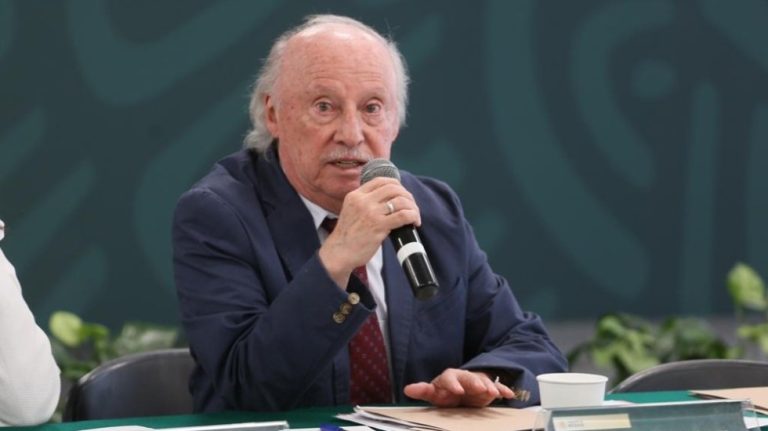 Reaparece Víctor Toledo en redes y le tunde al Tren Maya