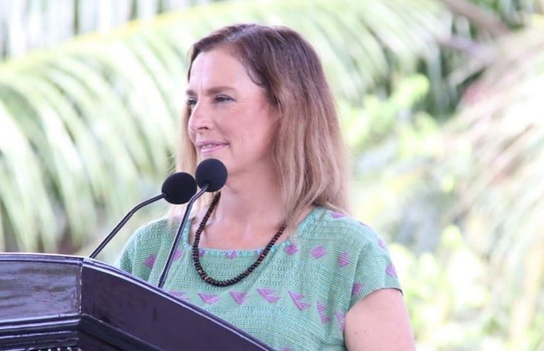 Pide Beatriz Gutiérrez dejar atrás la envidia y el rencor