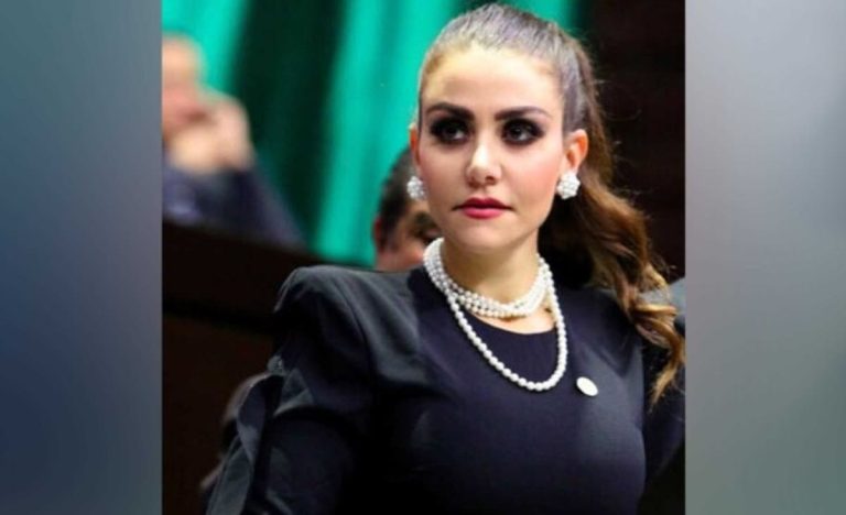Presume Nay Salvatori amuleto Pro AMLO
