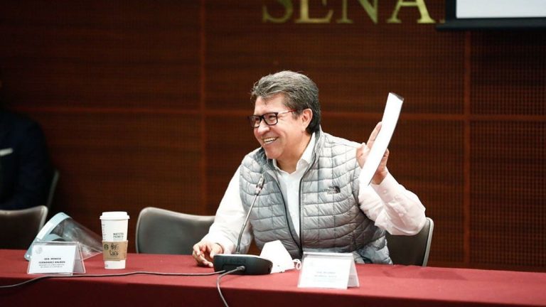 Monreal propone reforma que permita cambiar género en actas de nacimiento