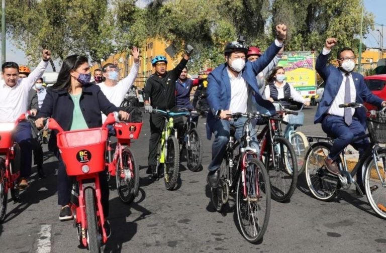 Delgado, Clouthier y diputados realizan rodada ciclista para festejar reforma vial