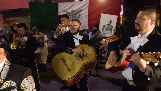 Le llevan serenata a AMLO por su cumpleaños 67