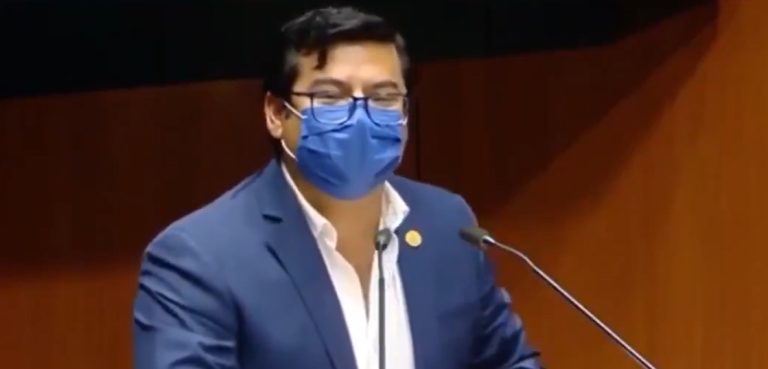 Diputado del PAN regala cubrebocas a Noroña; “es un irresponsable”