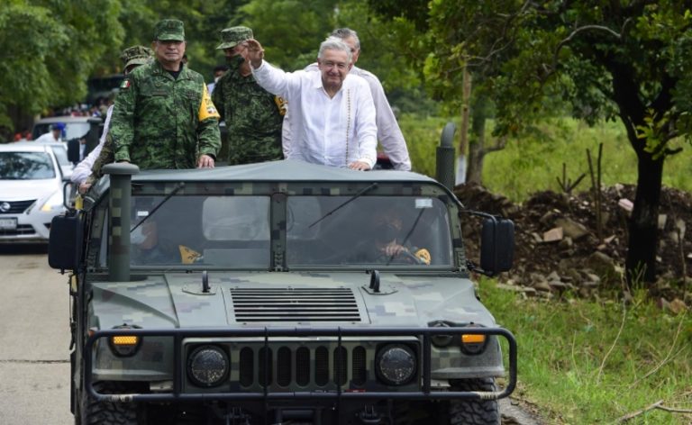 “No me puedo mojar nada más por la foto”: responde AMLO a criticas