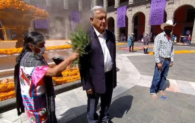 Cubrebocas sí, “limpias” no: Lilly Téllez cuestiona a AMLO por su ritual en Palacio Nacional