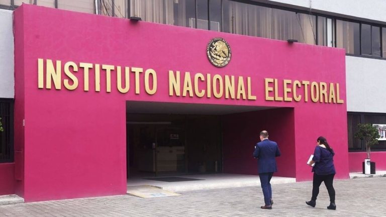 INE empezará a verificar autenticidad de firmas de consulta popular
