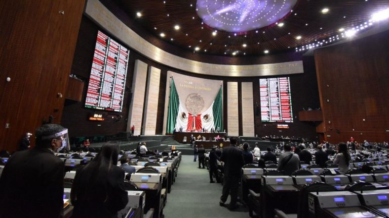 Diputados guardan un minuto de silencio por la muerte de Maradona a petición de Noroña