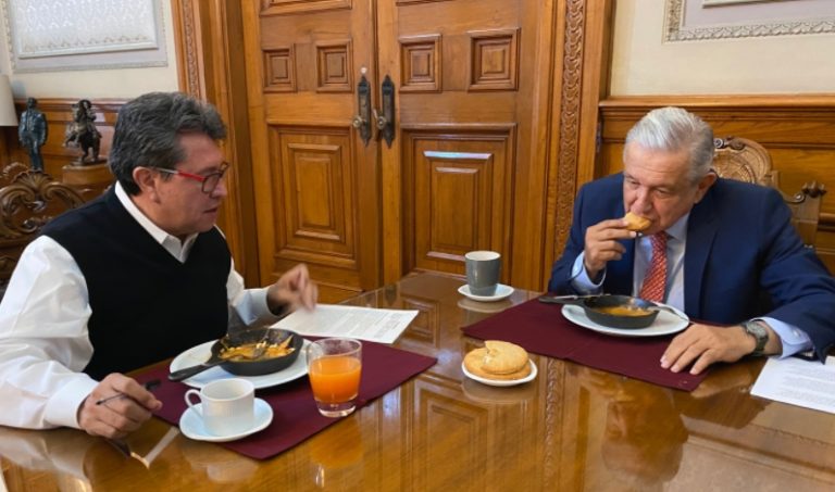 AMLO presume desayuno con Monreal para tratar reformas de la 4T