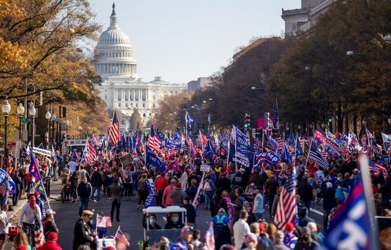 Acompañados por Trump, miles salen a marchar en Washington para denunciar fraude