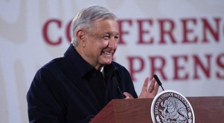 Celebra AMLO que la caída de la economía solo vaya a ser del 8%