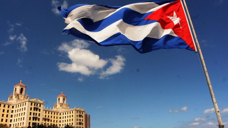 Cuba limita viajes a mexicanos por alza en contagios de COVID-19