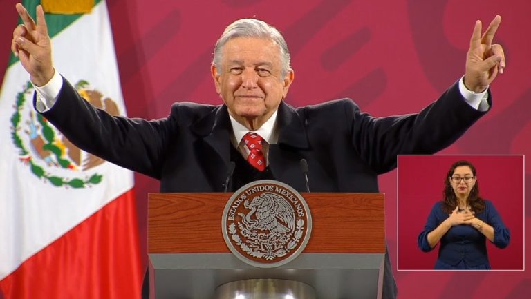 Llama AMLO a Brozo a “serenarse” tras cuestionarlo: pide “amor y paz”