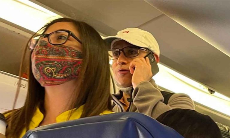 Captan a Gatell viajando a Huatulco en un vuelo y sin cubrebocas