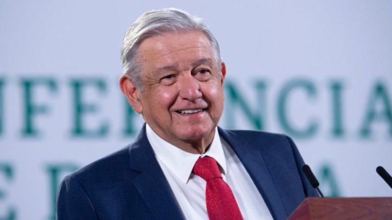 Llama AMLO a diputados de Morena a mantener en alto la bandera de la 4T