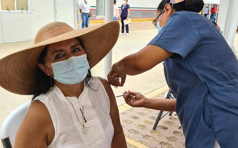 Regidora de Morena en Acapulco se salta la fila y se vacuna contra COVID-19