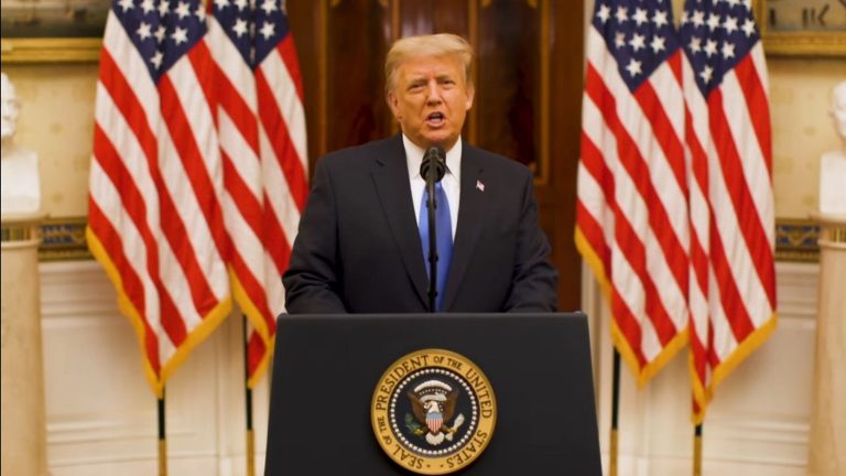 Trump se despide de la Casa Blanca y advierte: “Volveremos de alguna manera”