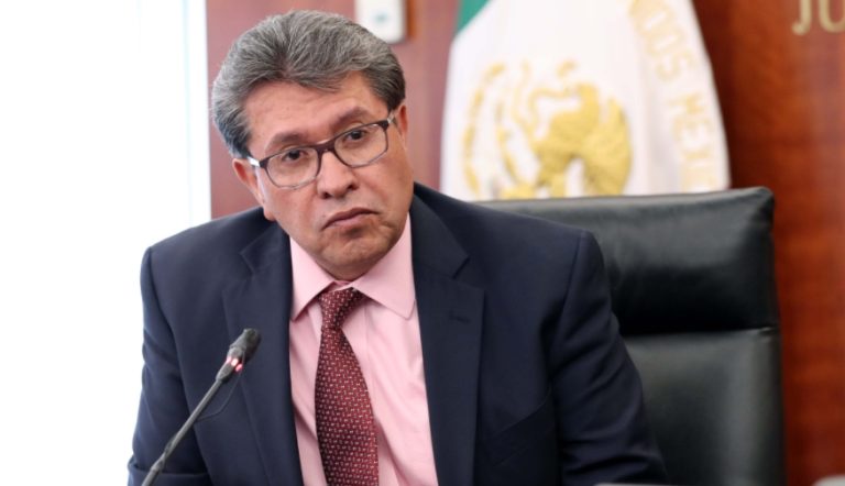 Ve Monreal que la estrategia electoral de la oposición parece depender de una jeringa de cinco mililitros