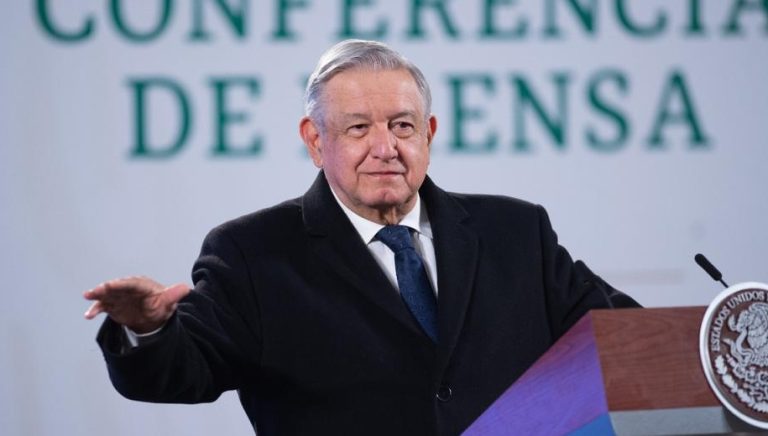 AMLO promete que solicitudes de transparencia se revolverán en 72 horas y no habrá reservas de información