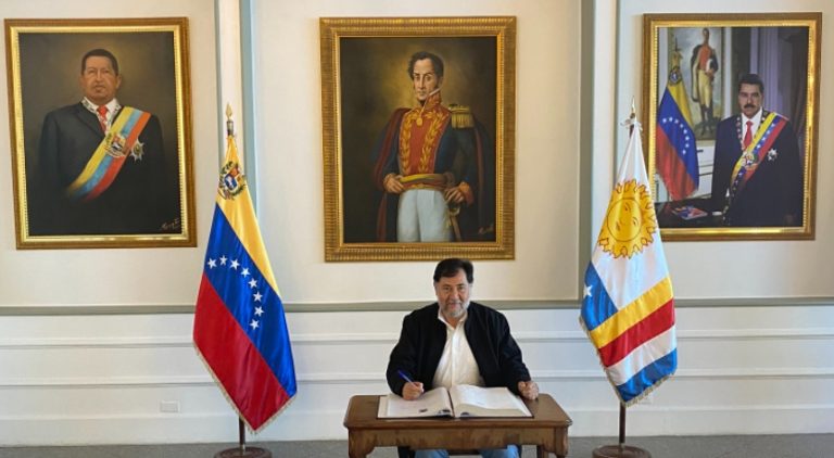 Noroña presume ‘exitosa gira’ por Venezuela con fotos junto a Chávez y Maduro
