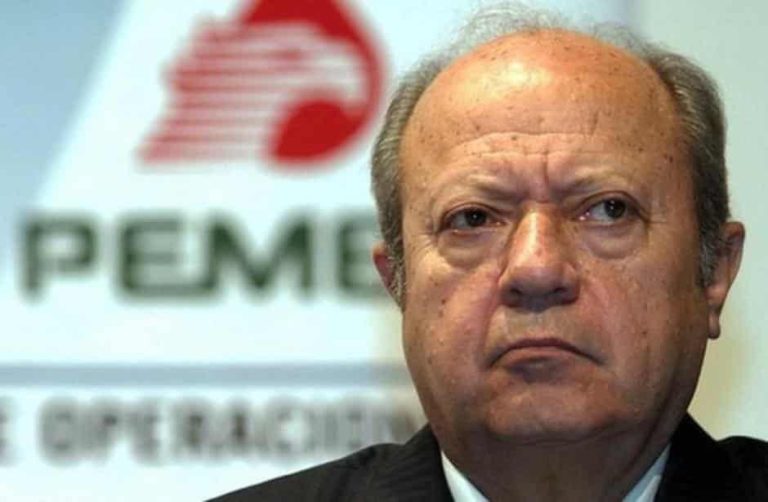 Romero Deschamps sigue trabajando y cobrando en Pemex y continúa sin ser investigado por la 4T, revelan