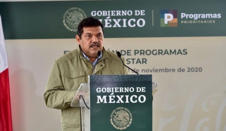 Revelan que secretario de Bienestar y 35 de sus colaboradores cobran doble en el Gobierno Federal